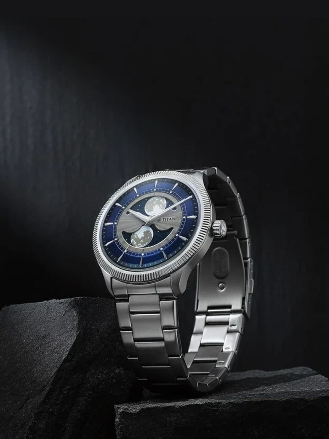 Titan Round Green Dial Analog Watch - 10029KM01