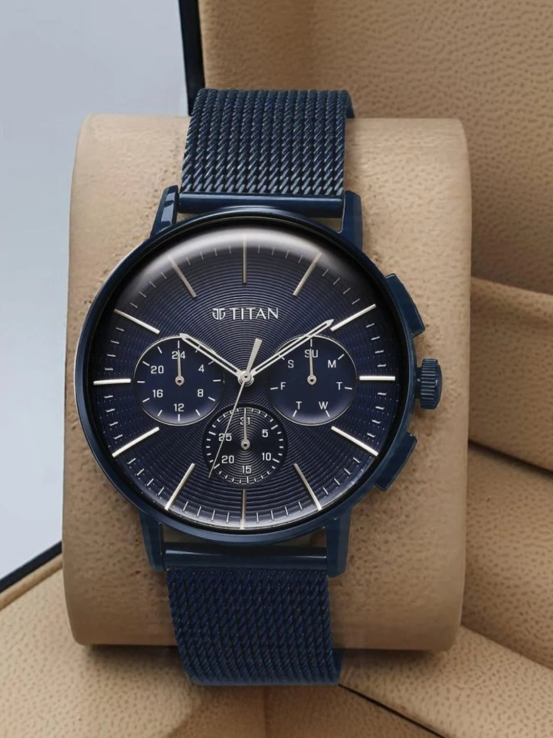 Titan Dial & Stainless Steel Bracelet Style Strap Analogue Watch - 90200QM01